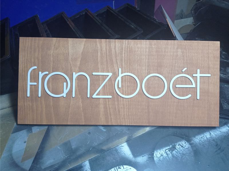 Kabartma yazılı ahşap tabela